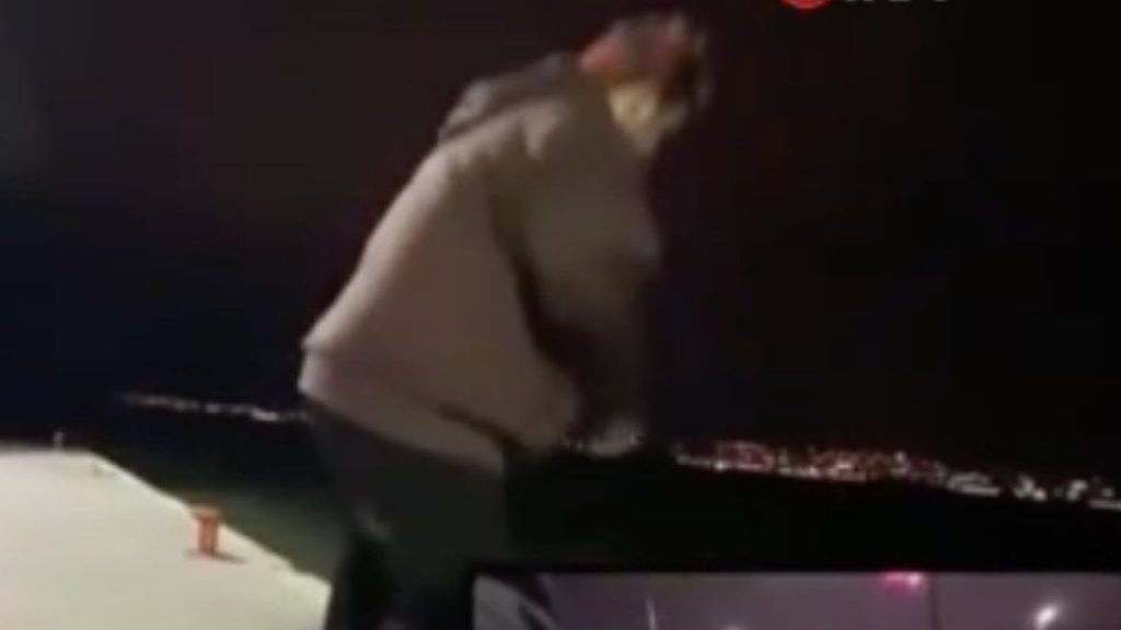 İstanbul’da denize düşen kadını canlı yayında kurtardı