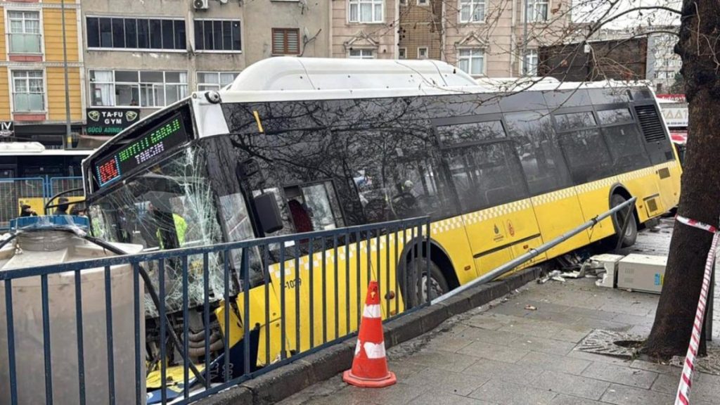 İstanbul’da İETT otobüsü kaza yaptı
