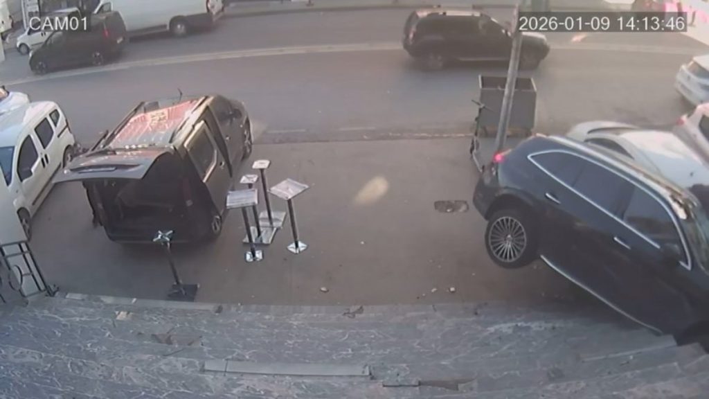 İstanbul’da kadın sürücü  fren yerine gaza bastı