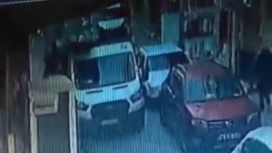 İstanbul’da kamyonetten düşen malzeme işçinin üzerine düştü