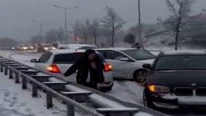 İstanbul’da kar kazaları kameralara yansıdı