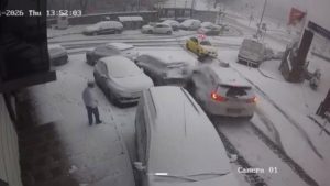 İstanbul’da karlı yolda kayıp 5 araca çarptı: Motokurye ölümden dönerken taksici alkollü çıktı