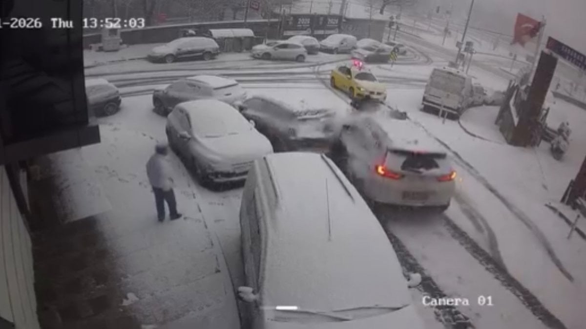 İstanbul’da karlı yolda kayıp 5 araca çarptı: Motokurye ölümden dönerken taksici alkollü çıktı