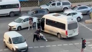 İstanbul’da kırmızı ışıkta yol verme kavgası kamerada