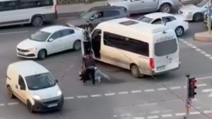 İstanbul’da kırmızı ışıkta yol verme kavgası kameraya yansıdı