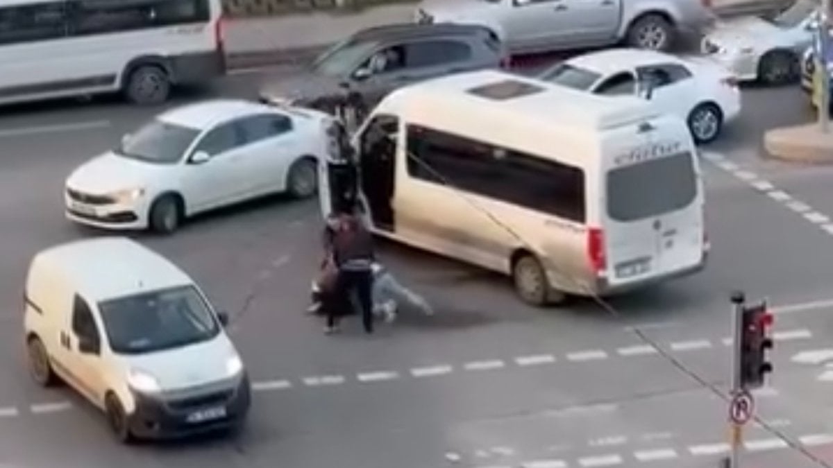 İstanbul’da kırmızı ışıkta yol verme kavgası kameraya yansıdı