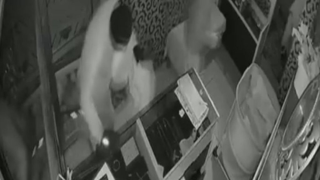 İstanbul’da kuyumcu soygunu kamerada: 40 saniyede 1.5 milyon liralık altın çaldılar