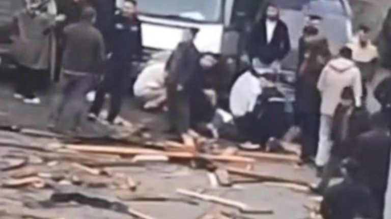 İstanbul’da lodos nedeniyle uçan çatı bir kişiyi yaraladı