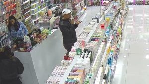 İstanbul’da mağazada ‘tırnakçılık’ yaparken yakalandı: Ürün çalıp kaçtı