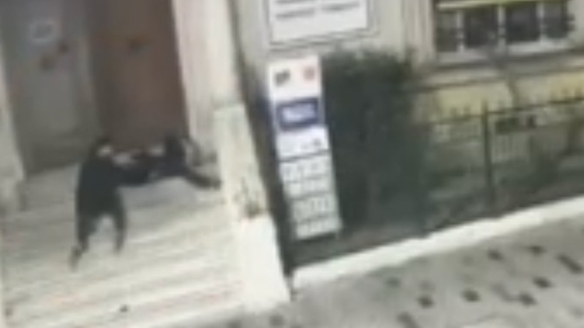 İstanbul’da merdivende uyuyan kişinin telefonunu çaldı: Tutuklandı