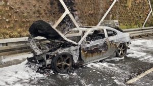 İstanbul’da otomobil yol ortasında alevlere teslim oldu