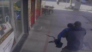 İstanbul’da oyuncak silahla kuyumcu soygunu girişimi sonrası kavga kamerada