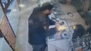 İstanbul’da oyuncak silahla kuyumcu soymaya çalışan şahıs darbedildi