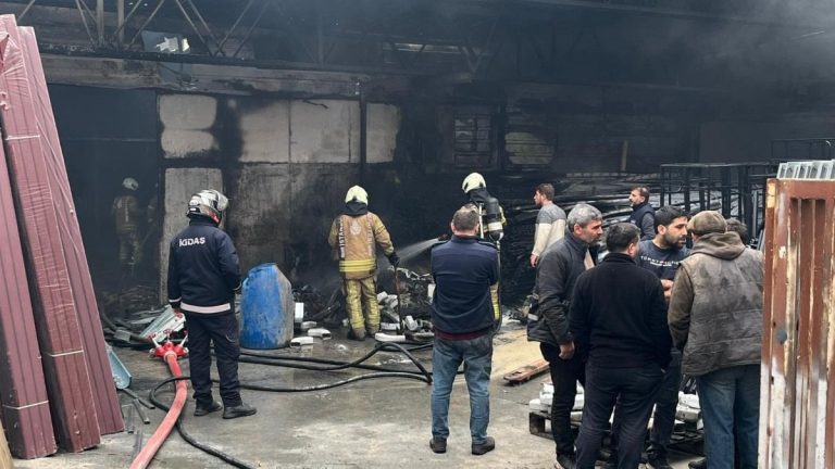 İstanbul’da plastik imalathanesinde yangın çıktı