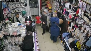 İstanbul’da sahte dövizle alışveriş yapmaya çalışan 2 kadını iş yerinden kovdu