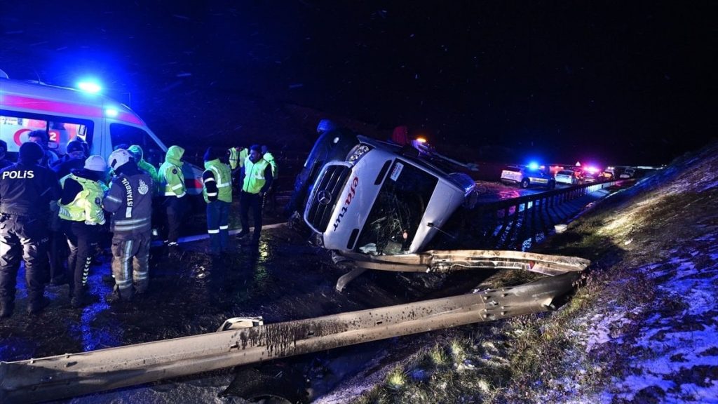 İstanbul’da servis minibüsü devrildi: 11 kişi yaralandı