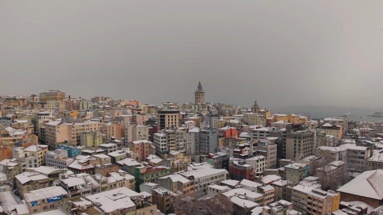 İstanbul’da seyrine doyulmaz kar manzarası