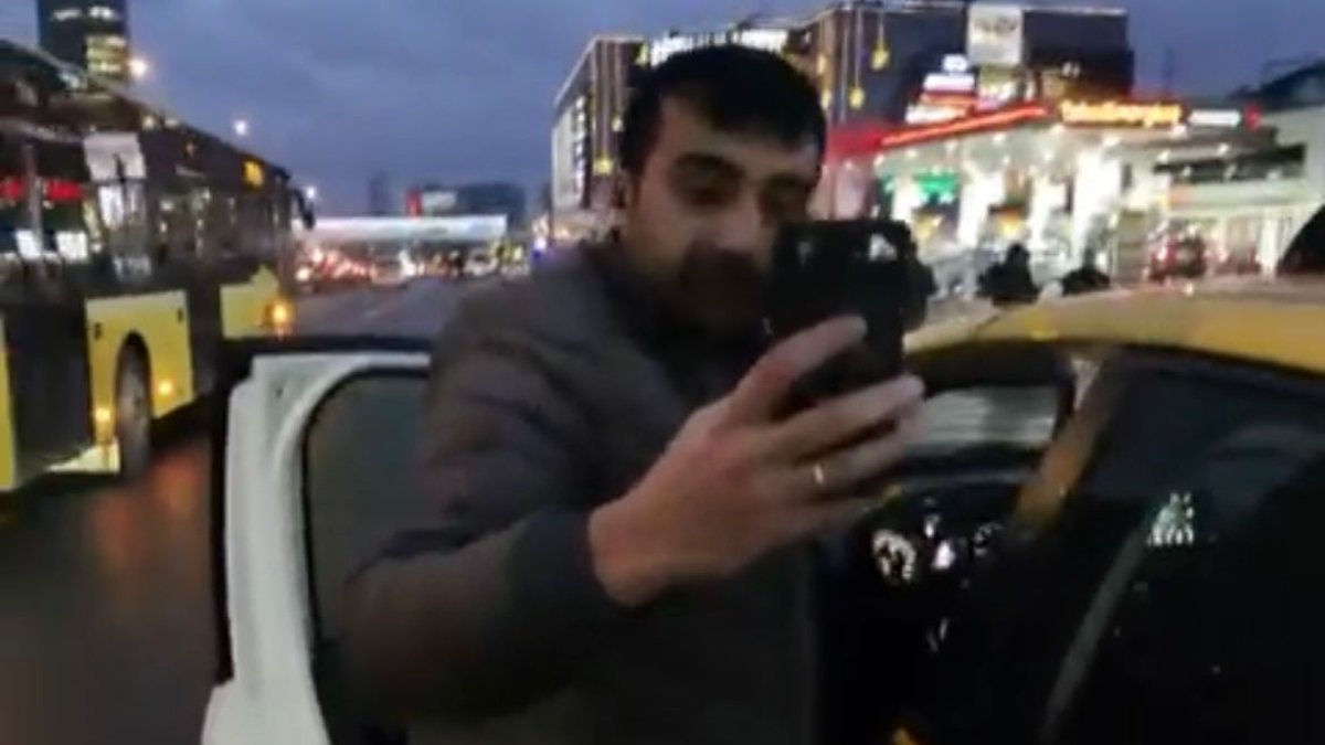 İstanbul’da taksi şoförü aralarında engellilerin de bulunduğu aileyi araçtan indirdi