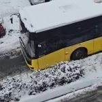 İstanbul’da tır kaza yaptı, otobüs yolda kaldı