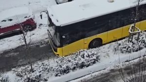 İstanbul’da tır kaza yaptı, otobüs yolda kaldı