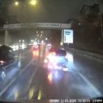 İstanbul’da trafikte tatıştığı servis şoförünün aracının camını yumrukladı