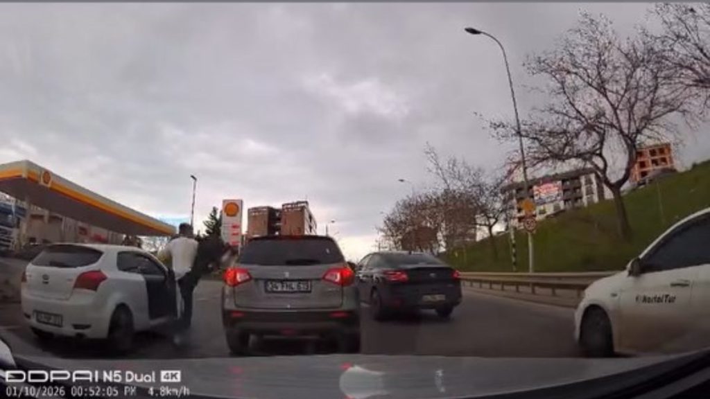 İstanbul’da yol verme tartışması: Aracın tekmelediği anlar kameraya yansıdı