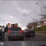 İstanbul’da yol verme tartışması: Aracın tekmelediği anlar kameraya yansıdı