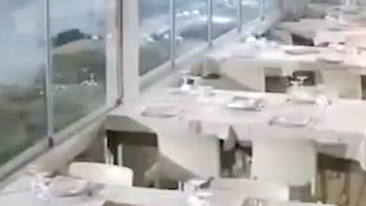 İtalya’da restoranı dev dalgaların vurduğu anlar kamerada