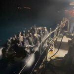 İzmir açıklarında 74 kaçak göçmen yakalandı