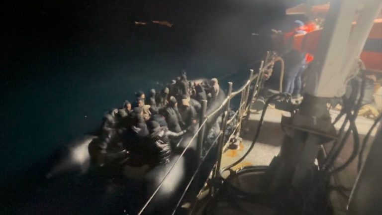 İzmir açıklarında 74 kaçak göçmen yakalandı