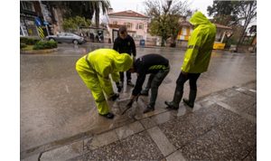 İzmir Büyükşehir Belediyesi ekipleri sağanak yağış ve fırtına nedeniyle seferber oldu