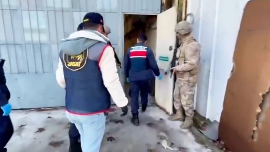İzmir’de 1 ton 625 kilo uyuşturucu ham maddesi ele geçirildi