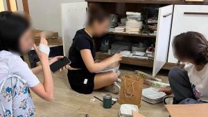 İzmir’de öğrencilerine evinde temizlik yaptıran öğretmene gözaltı