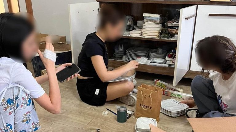 İzmir’de öğrencilerine evinde temizlik yaptıran öğretmene gözaltı