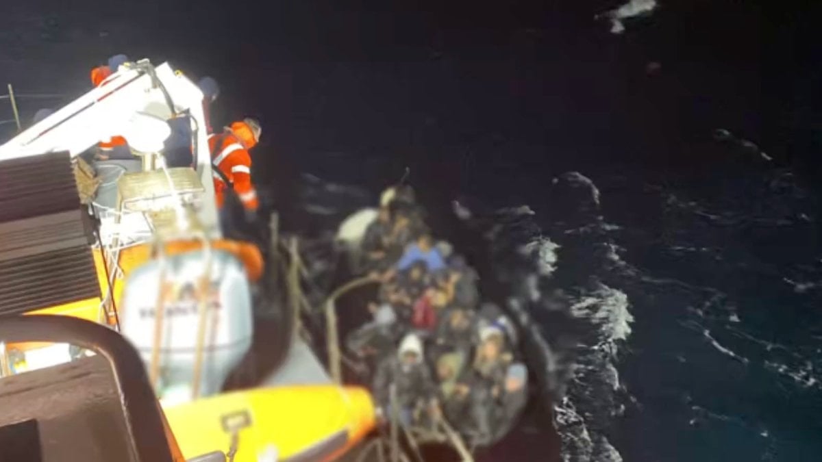 İzmir’de yarı batık haldeki bottan 37 sağ, 1 ölü kaçak göçmen çıkarıldı