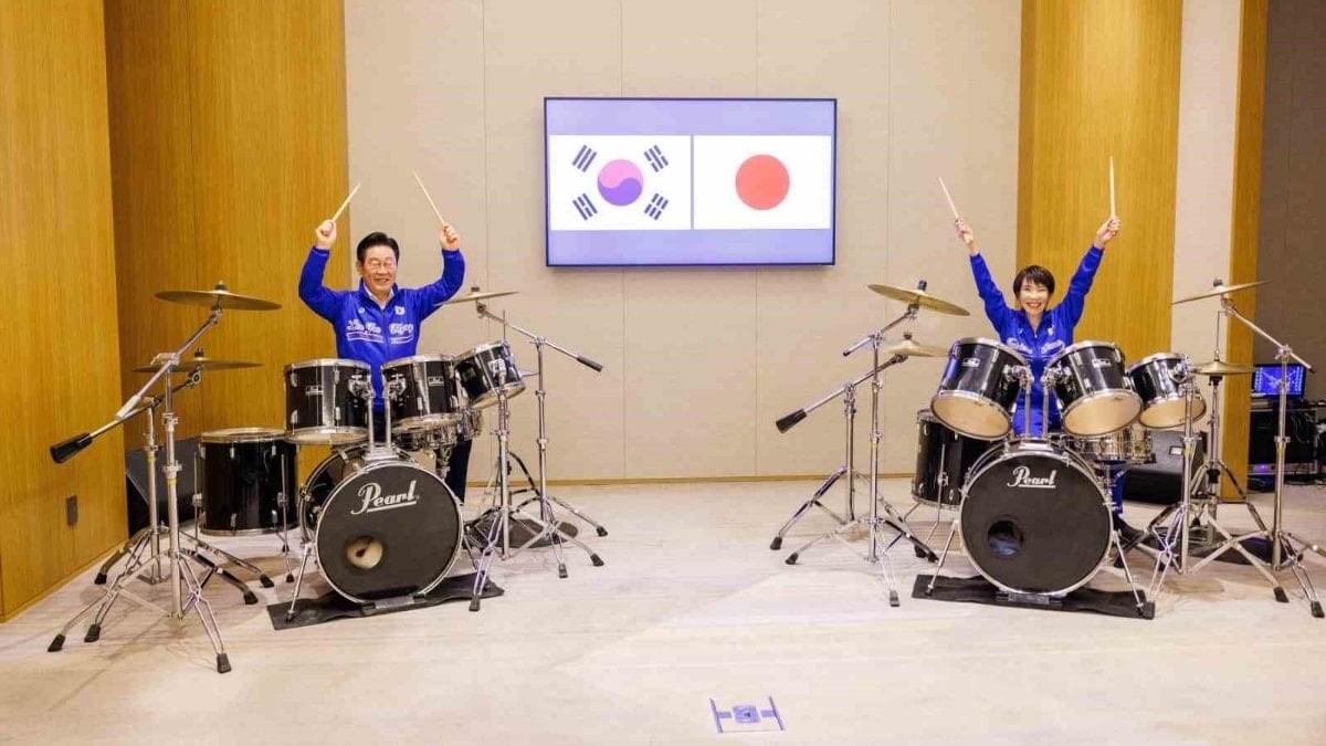 Japonya ve Güney Kore liderleri K-pop eşliğinde bateri çaldı