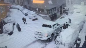 Kağıthane’de kartopu oynayan çocuklara kamyonet çarptı