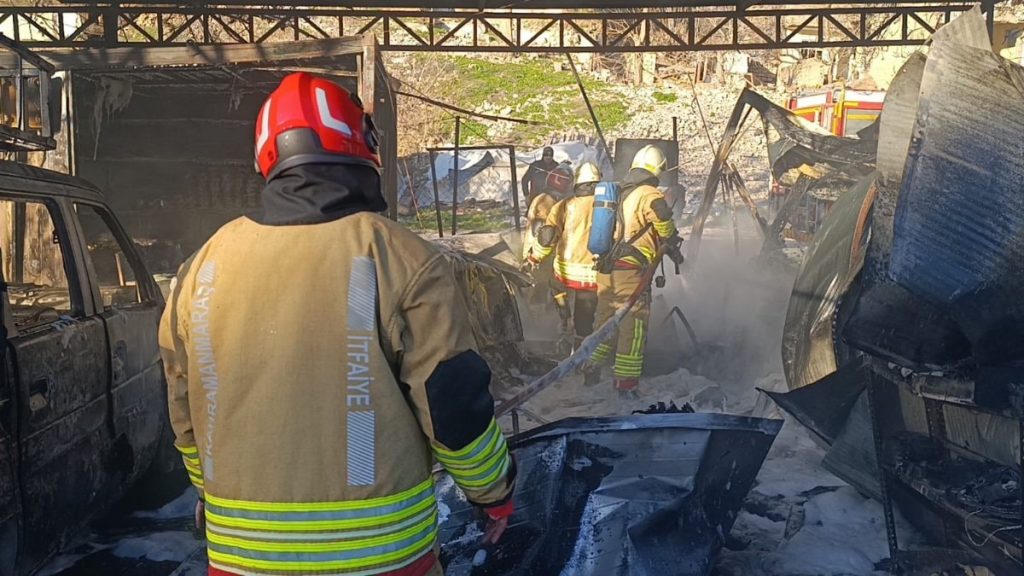 Kahramanmaraş’ta konteyner çarşı alevlere teslim oldu
