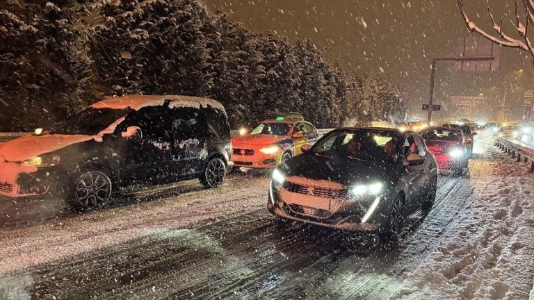 Kar yağdı, İstanbul’da trafik yüzde 80’e çıktı