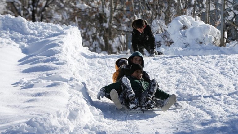 Kar yağışı nedeniyle birçok ilde 12 Ocak’ta eğitime ara verildi