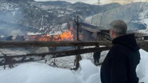 Karabük’te ahşap ev alevlere teslim oldu