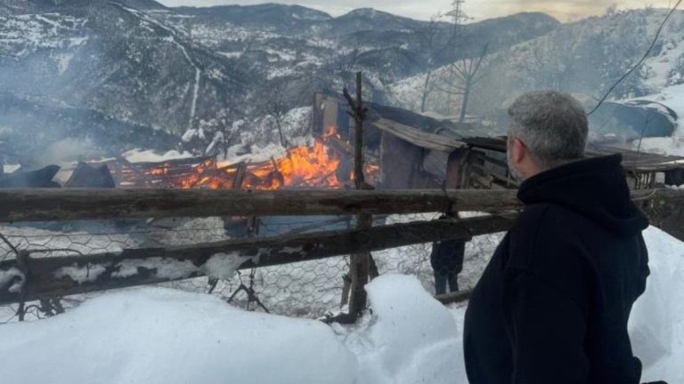 Karabük’te ahşap ev alevlere teslim oldu