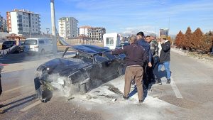 Karaman’da direksiyon başında telefon kullandı, kaza yaptı