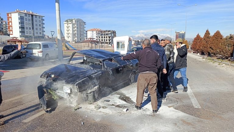 Karaman’da direksiyon başında telefon kullandı, kaza yaptı