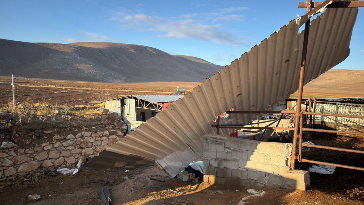 Karaman’da fırtınada uçan çatının altında kaldı