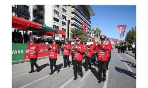Karşıyaka sokaklarında bando şöleni