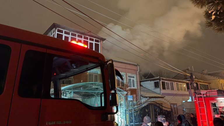 Kayseri’de çatı katı alev aldı: Yangın 2 saatte söndürüldü