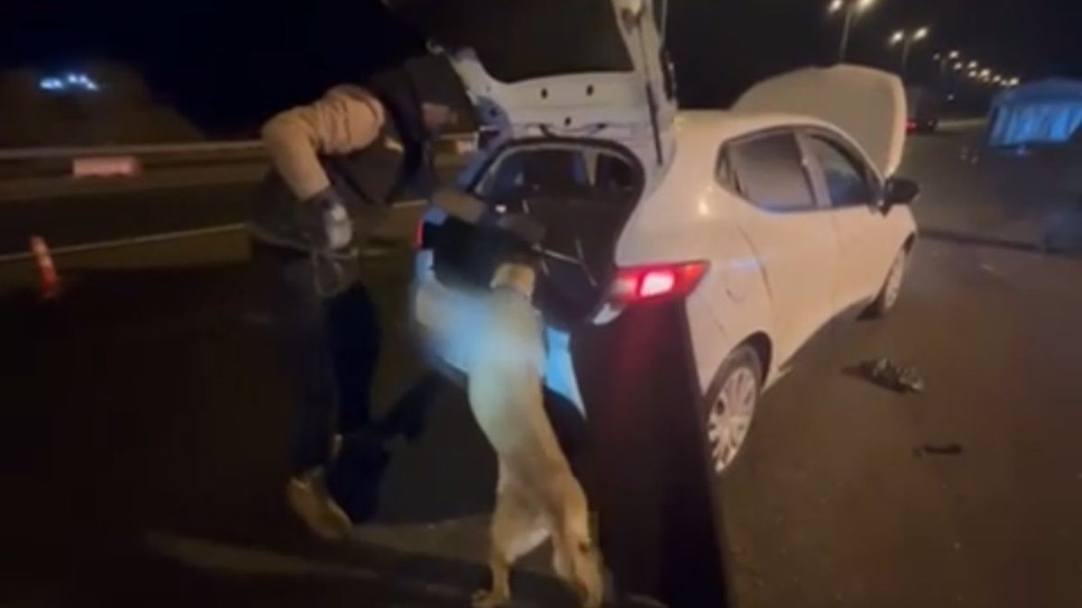 Kayseri’de otomobilin koltuk başlığına gizlenmiş uyuşturucu ele geçirildi