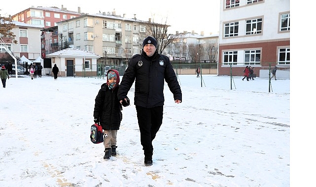 Keçiören’de Okul Çevrelerinde Karla Mücadele ve Güvenli Geçiş Çalışması