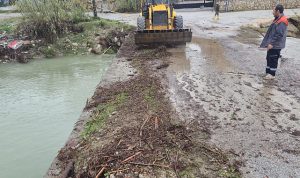 Kemer’de köprüleri tıkayan tomruklar temizlendi